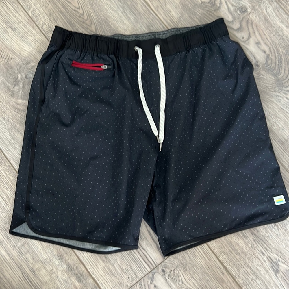 Mens vuori banks short 7.5” inseam black with white polka dots - large